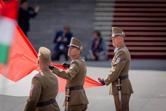 May 9, 2026, Budapest, Hungary: Soldiers ceremonially lower the flag of Hungary from the mast in front of the Parliament building in Budapest during the inauguration ceremony of Peter Magyar Budapest Hungary - ZUMAl194 20260509_zip_l194_028 Copyright: xMarekxLadzinskix