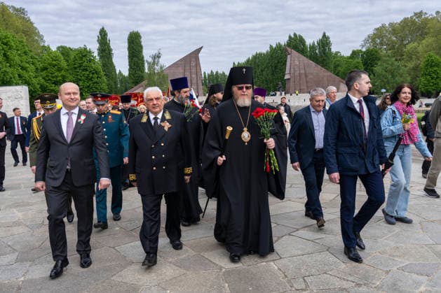 Sergei Yuryevich Nechayev, Russian Ambassador to Germany on May 9, Victory Day, at the Soviet Memorial in Treptower Park in Berlin Treptow To the right of the Ambassador a representative of the Russian Orthodox Church