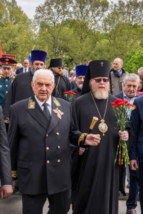 Sergei Yuryevich Nechayev, Russian Ambassador to Germany, left, on May 9, Victory Day, at the Soviet Memorial in Treptower Park in Berlin Treptow Next to the Ambassador a representative of the Russian Orthodox Church