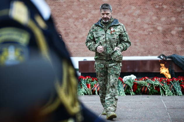 RUSSIA, MOSCOW - MAY 9, 2026: A man is seen by the Tomb of the Unknown Soldier in Moscow s Alexander Garden on Victory Day. Mikhail Tereshchenko TASS  92228550
