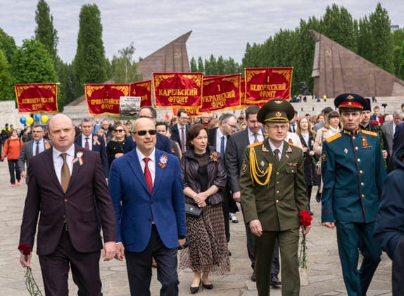 Russian citizens living and working in Berlin on May 9, Victory Day, at the Soviet Memorial in Treptower Park in Berlin Treptow The red flags indicate the various Soviet fronts in the war