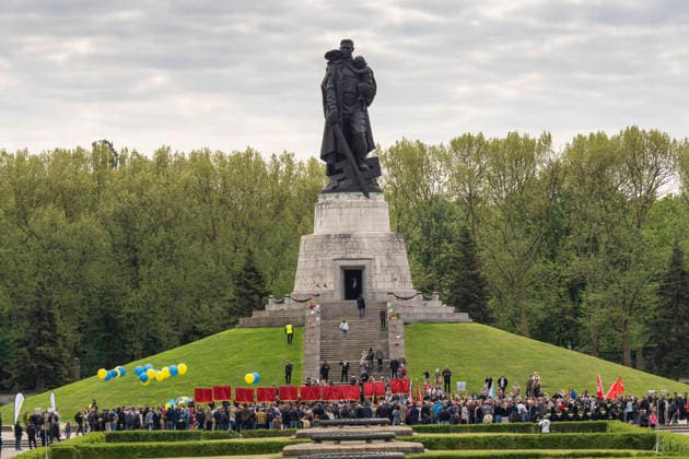 Commemoration on 9 May, Victory Day, at the Soviet Memorial in Treptower Park in Berlin Treptow Visitors with blue and yellow balloons, the national colors of Ukraine, protest against Russias war in Ukraine