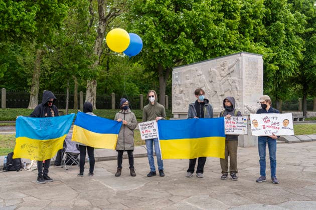 Protest with balloons in the national colors of Ukraine against Russias war in Ukraine on May 9, Victory Day, at the Soviet Memorial in Treptower Park in Berlin Treptow