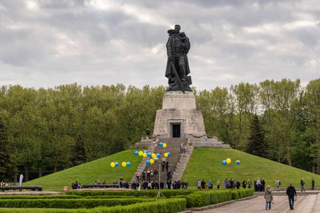 Commemoration on 9 May, Victory Day, at the Soviet Memorial in Treptower Park in Berlin Treptow Visitors with blue and yellow balloons, the national colors of Ukraine, protest against Russias war in Ukraine