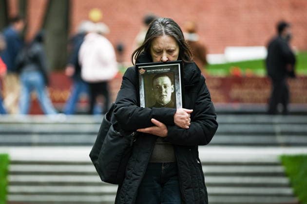 RUSSIA, MOSCOW - MAY 9, 2026: A woman walks in Moscow s Alexander Garden on Victory Day. Mikhail Tereshchenko TASS  92228755