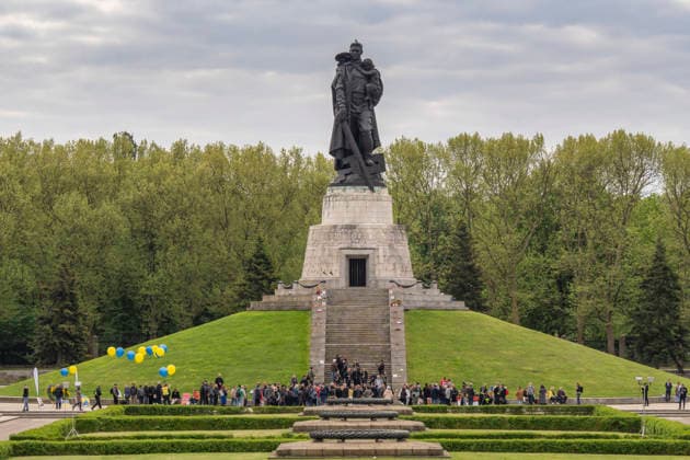 Commemoration on 9 May, Victory Day, at the Soviet Memorial in Treptower Park in Berlin Treptow Visitors with blue and yellow balloons, the national colors of Ukraine, protest against Russias war in Ukraine