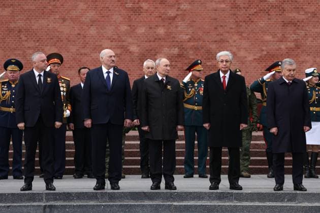 Russia WWII Victory Day Wreath Laying 9161554 09.05.2026 Abkhazian President Badra Gunba, Belarusian President Alexander Lukashenko, Russian President Vladimir Putin, Kazakh President Kassym-Jomart Tokayev and Uzbek President Shavkat Mirziyoyev attend a wreath-laying ceremony at the Tomb of the Unknown Soldier by the Kremlin wall on the Victory Day, marking the 81st anniversary of the victory over Nazi Germany in World War Two, in Moscow, Russia. Vyacheslav Prokofyev Sputnik Moscow Russia  Copyright: xVyacheslavxProkofyevx