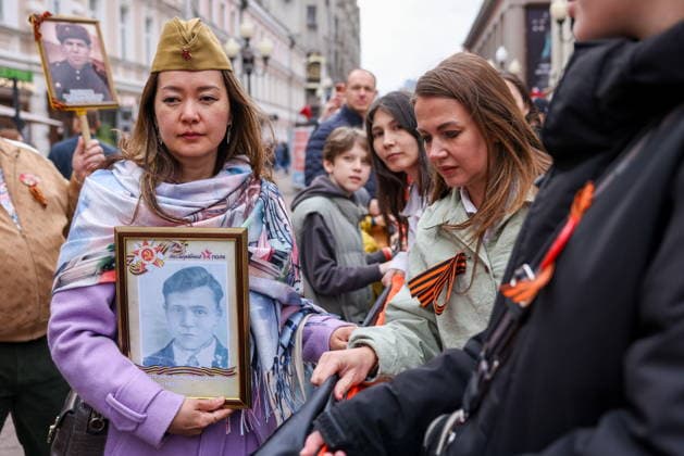 RUSSIA, MOSCOW - MAY 9, 2026: People take part in a flash mob on Arbat Street on Victory Day Moscow Russia  - ZUMAt113 20260509_zaa_t113_1324 Copyright: xGeorgyxChernyshovx