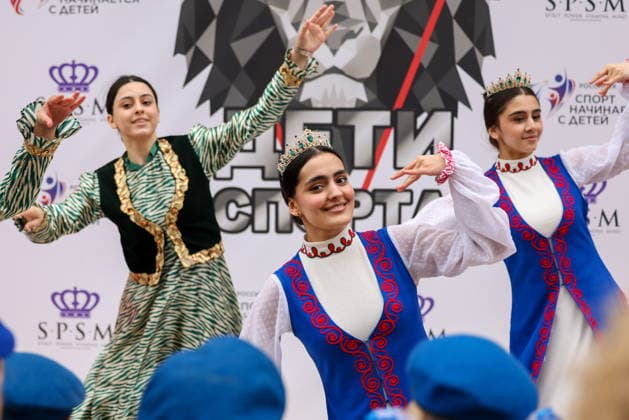 RUSSIA, MOSCOW - MAY 9, 2026: People take part in a flash mob on Arbat Street on Victory Day Moscow Russia  - ZUMAt113 20260509_zaa_t113_1325 Copyright: xGeorgyxChernyshovx