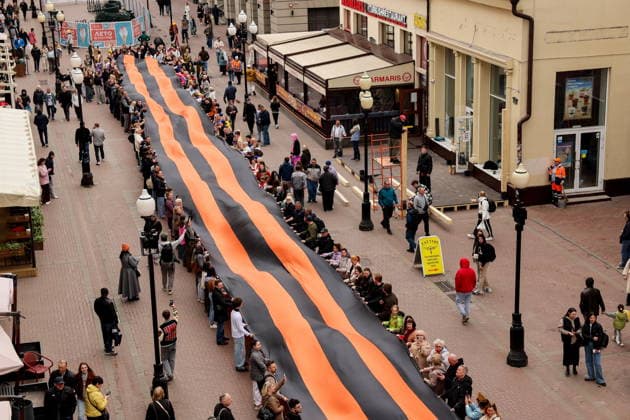 RUSSIA, MOSCOW - MAY 9, 2026: People unfurl a giant St George ribbon during a flash mob on Arbat Street on Victory Day Moscow Russia  - ZUMAt113 20260509_zaa_t113_1333 Copyright: xSergeixSavostyanovx