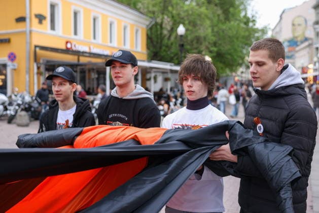 RUSSIA, MOSCOW - MAY 9, 2026: People unfurl a giant St George ribbon during a flash mob on Arbat Street on Victory Day Moscow Russia  - ZUMAt113 20260509_zaa_t113_1341 Copyright: xGeorgyxChernyshovx
