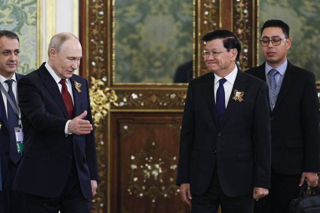 RUSSIA, MOSCOW - MAY 9, 2026: Russia s President Vladimir Putin and Laos President Thongloun Sisoulith (L-R front) ahead of their bilateral meeting at the Moscow Kremlin Moscow Russia  - ZUMAt113 20260509_zaa_t113_1389 Copyright: xAlexanderxShcherbakx
