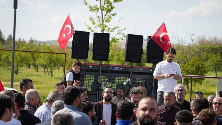 Protests Over Manifest Band Performance in Gaziantep Hundreds of demonstrators take part in a protest organized by 45 non-governmental organizations against a scheduled performance by the girl group Manifest. The demonstration, which saw some scuffles with security forces, was held to oppose the event on the grounds of preserving local conservative values and preventing social tension in Gaziantep, Turkey on May 09, 2026. Gaziantep Turkey Copyright: xMohammadxBashirxAldaherx