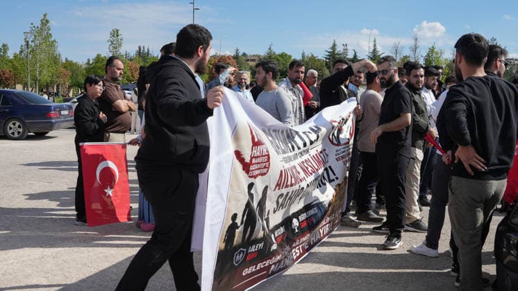 May 9, 2026, Gaziantep, Gaziantep, Turkey: Hundreds of demonstrators take part in a protest organized by 45 non-governmental organizations against a scheduled performance by the girl group Manifest. The demonstration, which saw some scuffles with security forces, was held to oppose the event on the grounds of preserving local conservative values and preventing social tension in Gaziantep, Turkey on May 09, 2026. Gaziantep Turkey  - ZUMAa260 20260509_zip_a260_026 Copyright: xMohammadxBashirxAldaherx