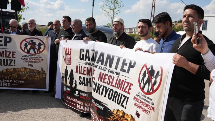 May 9, 2026, Gaziantep, Gaziantep, Turkey: Hundreds of demonstrators take part in a protest organized by 45 non-governmental organizations against a scheduled performance by the girl group Manifest. The demonstration, which saw some scuffles with security forces, was held to oppose the event on the grounds of preserving local conservative values and preventing social tension in Gaziantep, Turkey on May 09, 2026. Gaziantep Turkey  - ZUMAa260 20260509_zip_a260_029 Copyright: xMohammadxBashirxAldaherx
