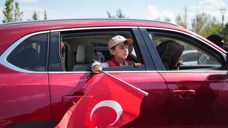 Protests Over Manifest Band Performance in Gaziantep Hundreds of demonstrators take part in a protest organized by 45 non-governmental organizations against a scheduled performance by the girl group Manifest. The demonstration, which saw some scuffles with security forces, was held to oppose the event on the grounds of preserving local conservative values and preventing social tension in Gaziantep, Turkey on May 09, 2026. Gaziantep Turkey Copyright: xMohammadxBashirxAldaherx