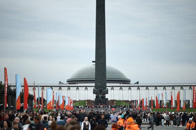 RUSSIA, MOSCOW - MAY 9, 2026: People visit Moscow s Poklonnaya Hill on Victory Day Moscow Russia  - ZUMAt113 20260509_zaa_t113_1599 Copyright: xMikhailxTereshchenkox