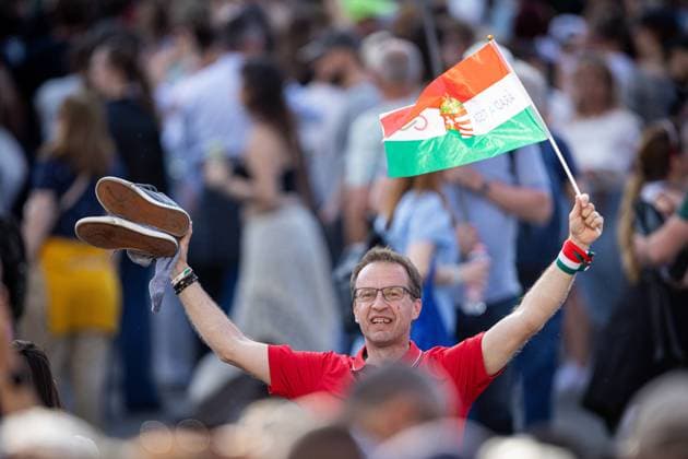 May 9, 2026, Budapest, Hungary: Young people express joy among the crowds gathered at Lajos Kossuth Square during the inauguration celebrations of Peter Magyar in Budapest Budapest Hungary - ZUMAl194 20260509_zip_l194_045 Copyright: xMarekxLadzinskix
