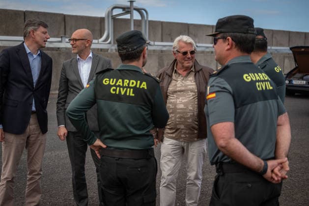 Preparations are underway at Granadilla Port for MV Hondius TENERIFE, CANARY ISLANDS, SPAIN - MAY 09: Roel Nieuwenkamp, Ambassador of the Netherlands, together with Stan Weytjens Consul of the Netherlands in Tenerife, visit the Port of Granadilla to supervise the operation in Tenerife, Canary Islands, Spain on May 09, 2026. Andres Gutierrez Anadolu Tenerife Spain. Editorial use only. Please get in touch for any other usage.  Copyright: x2026xAnadoluxAndresxGutierrezx