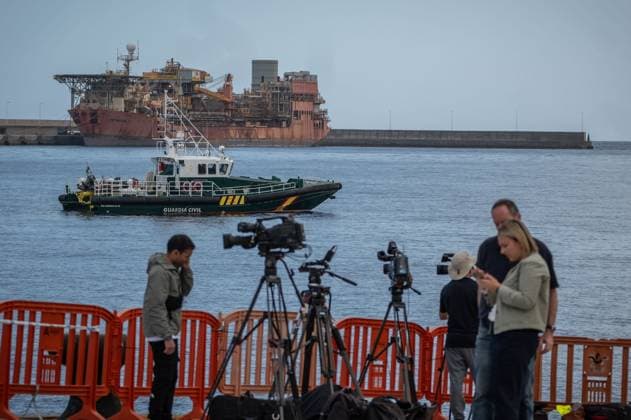 Preparations are underway at Granadilla Port for MV Hondius TENERIFE, CANARY ISLANDS, SPAIN - MAY 09: A Guardia Civil patrol vessel is seen at the Port of Granadilla, where the MV Hondius is expected to arrive with passengers who may be infected with hantavirus, as workers at Puerto de Granadilla continue carrying out perimeter and security reinforcement operations ahead of the arrival of the MV Hondius to the island of Tenerife at Granadilla port, Tenerife, Canary Islands, Spain on May 09, 2026. Andres Gutierrez Anadolu Tenerife Spain. Editorial use only. Please get in touch for any other usage.  Copyright: x2026xAnadoluxAndresxGutierrezx