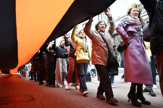 RUSSIA, MOSCOW - MAY 9, 2026: People unfurl a giant St George ribbon during a flash mob on Arbat Street on Victory Day Moscow Russia  - ZUMAt113 20260509_zaa_t113_1673 Copyright: xMikhailxTereshchenkox