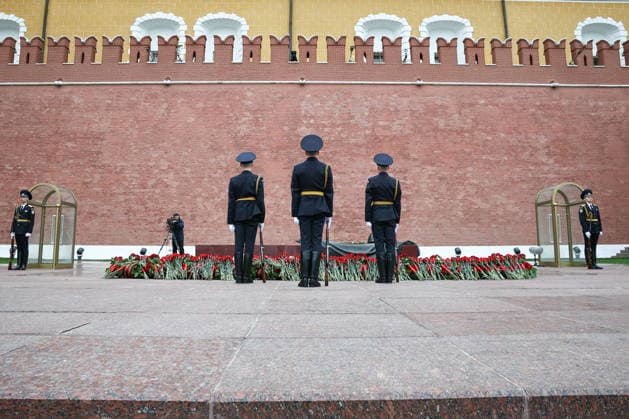 RUSSIA, MOSCOW - MAY 9, 2026: Honour guard servicemen stand guard by the Tomb of the Unknown Soldier in Moscow s Alexander Garden on Victory Day Moscow Russia  - ZUMAt113 20260509_zaa_t113_1683 Copyright: xMikhailxTereshchenkox