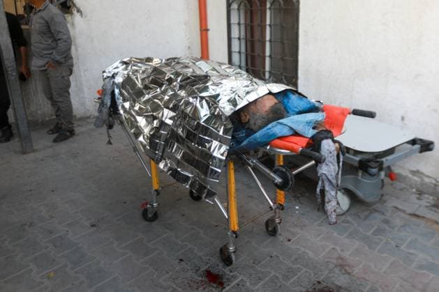 RECORD DATE NOT STATED Palestinian Israel conflit (INT) PALESTINIAN-ISRAEL-CONFLICTMay 9, 2026, Gaza, Palestine: Hospital workers lift the body of 57-year-old Eyad al-Matouq as it lies on a gurney at the Gaza City al-Shifa Hospital, after he was killed when he was reportedly targeted by an Israeli reconnaissance aircraft while riding an electric bicycle in the Jabalia refugee camp in the northern Gaza Strip on May 9, 2026, The war was sparked by Hamas s October 7, 2023 attack on Israel, which resulted in the deaths of 1,221 people. Israel s retaliatory assault on Gaza has killed at least 72,736 people, according to figures from the health ministry that the UN considers reliable. Credit: Hashem Zimmo Thenews2(Foto: Hashem Zimmo Thenews2 imago images) Palestinian  Copyright: xHashemxZimmox