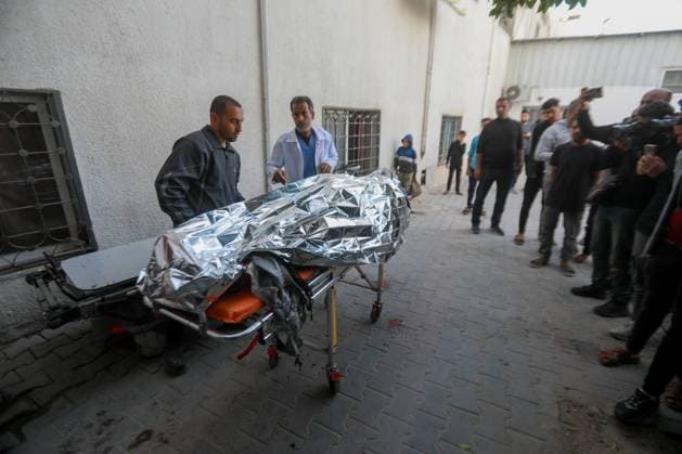 RECORD DATE NOT STATED Palestinian Israel conflit (INT) PALESTINIAN-ISRAEL-CONFLICTMay 9, 2026, Gaza, Palestine: Hospital workers lift the body of 57-year-old Eyad al-Matouq as it lies on a gurney at the Gaza City al-Shifa Hospital, after he was killed when he was reportedly targeted by an Israeli reconnaissance aircraft while riding an electric bicycle in the Jabalia refugee camp in the northern Gaza Strip on May 9, 2026, The war was sparked by Hamas s October 7, 2023 attack on Israel, which resulted in the deaths of 1,221 people. Israel s retaliatory assault on Gaza has killed at least 72,736 people, according to figures from the health ministry that the UN considers reliable. Credit: Hashem Zimmo Thenews2(Foto: Hashem Zimmo Thenews2 imago images) Palestinian  Copyright: xHashemxZimmox