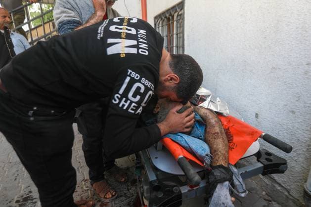 RECORD DATE NOT STATED Palestinian Israel conflit (INT) PALESTINIAN-ISRAEL-CONFLICTMay 9, 2026, Gaza, Palestine: Hospital workers lift the body of 57-year-old Eyad al-Matouq as it lies on a gurney at the Gaza City al-Shifa Hospital, after he was killed when he was reportedly targeted by an Israeli reconnaissance aircraft while riding an electric bicycle in the Jabalia refugee camp in the northern Gaza Strip on May 9, 2026, The war was sparked by Hamas s October 7, 2023 attack on Israel, which resulted in the deaths of 1,221 people. Israel s retaliatory assault on Gaza has killed at least 72,736 people, according to figures from the health ministry that the UN considers reliable. Credit: Hashem Zimmo Thenews2(Foto: Hashem Zimmo Thenews2 imago images) Palestinian  Copyright: xHashemxZimmox