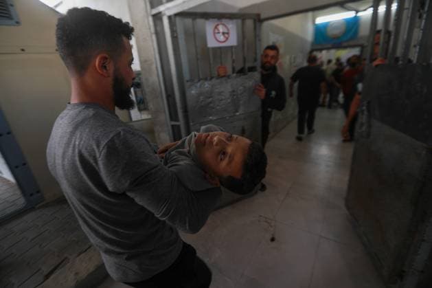 RECORD DATE NOT STATED Palestinian Israel conflit (INT) PALESTINIAN-ISRAEL-CONFLICTMay 9, 2026, Gaza, Palestine: Hospital workers lift the body of 57-year-old Eyad al-Matouq as it lies on a gurney at the Gaza City al-Shifa Hospital, after he was killed when he was reportedly targeted by an Israeli reconnaissance aircraft while riding an electric bicycle in the Jabalia refugee camp in the northern Gaza Strip on May 9, 2026, The war was sparked by Hamas s October 7, 2023 attack on Israel, which resulted in the deaths of 1,221 people. Israel s retaliatory assault on Gaza has killed at least 72,736 people, according to figures from the health ministry that the UN considers reliable. Credit: Hashem Zimmo Thenews2(Foto: Hashem Zimmo Thenews2 imago images) Palestinian  Copyright: xHashemxZimmox