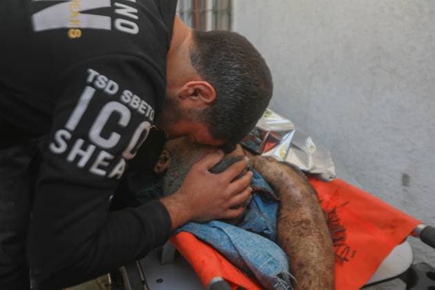 RECORD DATE NOT STATED Palestinian Israel conflit (INT) PALESTINIAN-ISRAEL-CONFLICTMay 9, 2026, Gaza, Palestine: Hospital workers lift the body of 57-year-old Eyad al-Matouq as it lies on a gurney at the Gaza City al-Shifa Hospital, after he was killed when he was reportedly targeted by an Israeli reconnaissance aircraft while riding an electric bicycle in the Jabalia refugee camp in the northern Gaza Strip on May 9, 2026, The war was sparked by Hamas s October 7, 2023 attack on Israel, which resulted in the deaths of 1,221 people. Israel s retaliatory assault on Gaza has killed at least 72,736 people, according to figures from the health ministry that the UN considers reliable. Credit: Hashem Zimmo Thenews2(Foto: Hashem Zimmo Thenews2 imago images) Palestinian  Copyright: xHashemxZimmox