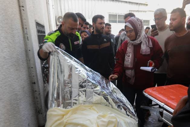 RECORD DATE NOT STATED Palestinian Israel conflit (INT) PALESTINIAN-ISRAEL-CONFLICTMay 9, 2026, Gaza, Palestine: Hospital workers lift the body of 57-year-old Eyad al-Matouq as it lies on a gurney at the Gaza City al-Shifa Hospital, after he was killed when he was reportedly targeted by an Israeli reconnaissance aircraft while riding an electric bicycle in the Jabalia refugee camp in the northern Gaza Strip on May 9, 2026, The war was sparked by Hamas s October 7, 2023 attack on Israel, which resulted in the deaths of 1,221 people. Israel s retaliatory assault on Gaza has killed at least 72,736 people, according to figures from the health ministry that the UN considers reliable. Credit: Hashem Zimmo Thenews2(Foto: Hashem Zimmo Thenews2 imago images) Palestinian  Copyright: xHashemxZimmox