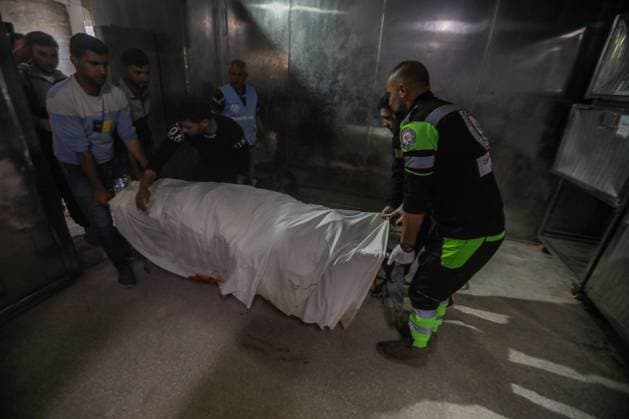 RECORD DATE NOT STATED Palestinian Israel conflit (INT) PALESTINIAN-ISRAEL-CONFLICTMay 9, 2026, Gaza, Palestine: Hospital workers lift the body of 57-year-old Eyad al-Matouq as it lies on a gurney at the Gaza City al-Shifa Hospital, after he was killed when he was reportedly targeted by an Israeli reconnaissance aircraft while riding an electric bicycle in the Jabalia refugee camp in the northern Gaza Strip on May 9, 2026, The war was sparked by Hamas s October 7, 2023 attack on Israel, which resulted in the deaths of 1,221 people. Israel s retaliatory assault on Gaza has killed at least 72,736 people, according to figures from the health ministry that the UN considers reliable. Credit: Hashem Zimmo Thenews2(Foto: Hashem Zimmo Thenews2 imago images) Palestinian  Copyright: xHashemxZimmox