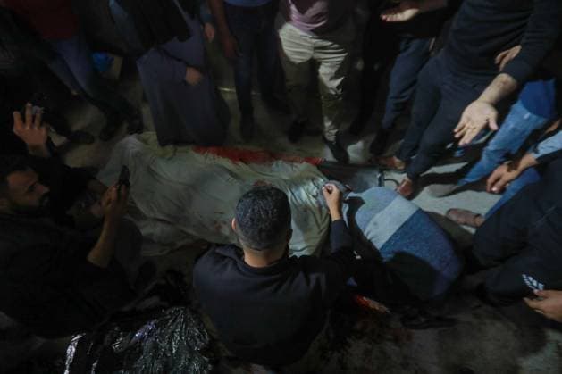RECORD DATE NOT STATED Palestinian Israel conflit (INT) PALESTINIAN-ISRAEL-CONFLICTMay 9, 2026, Gaza, Palestine: Hospital workers lift the body of 57-year-old Eyad al-Matouq as it lies on a gurney at the Gaza City al-Shifa Hospital, after he was killed when he was reportedly targeted by an Israeli reconnaissance aircraft while riding an electric bicycle in the Jabalia refugee camp in the northern Gaza Strip on May 9, 2026, The war was sparked by Hamas s October 7, 2023 attack on Israel, which resulted in the deaths of 1,221 people. Israel s retaliatory assault on Gaza has killed at least 72,736 people, according to figures from the health ministry that the UN considers reliable. Credit: Hashem Zimmo Thenews2(Foto: Hashem Zimmo Thenews2 imago images) Palestinian  Copyright: xHashemxZimmox