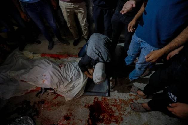 RECORD DATE NOT STATED Palestinian Israel conflit (INT) PALESTINIAN-ISRAEL-CONFLICTMay 9, 2026, Gaza, Palestine: Hospital workers lift the body of 57-year-old Eyad al-Matouq as it lies on a gurney at the Gaza City al-Shifa Hospital, after he was killed when he was reportedly targeted by an Israeli reconnaissance aircraft while riding an electric bicycle in the Jabalia refugee camp in the northern Gaza Strip on May 9, 2026, The war was sparked by Hamas s October 7, 2023 attack on Israel, which resulted in the deaths of 1,221 people. Israel s retaliatory assault on Gaza has killed at least 72,736 people, according to figures from the health ministry that the UN considers reliable. Credit: Hashem Zimmo Thenews2(Foto: Hashem Zimmo Thenews2 imago images) Palestinian  Copyright: xHashemxZimmox