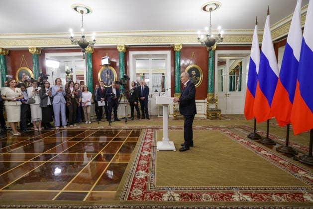 RUSSIA, MOSCOW - MAY 9, 2026: Russia s President Vladimir Putin (R) talks to journalists at the Moscow Kremlin. Gavriil Grigorov Russian Presidential Press and Information Office TASS  92241556
