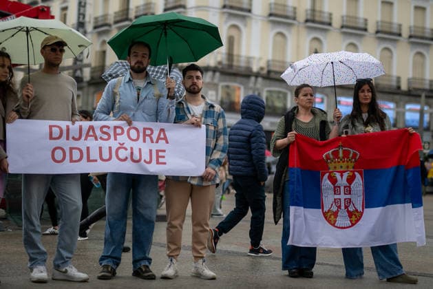 Serbian gathering, Students Win. in Madrid - 09 May 2026 Protesters carry a Serbian flag during the demonstration. During a gathering of Serbian residents in Madrid s Puerta del Sol as part of the global action The Diaspora Decides, STUDENTS WIN! to alert the international community to the deep institutional and democratic crisis in Serbia. The slogan Students Win! (Studenti pobedili) has become a rallying cry for youth groups demanding a review of democratic transparency in the country. Madrid Spain Copyright: xDavidxCanalesx xSOPAxImagesx DCSerbiosSol260509-13