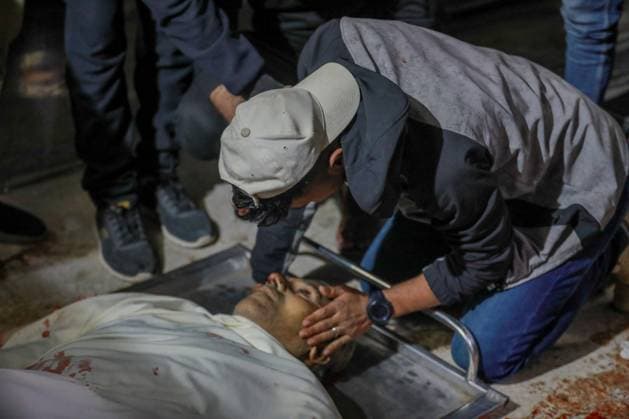 RECORD DATE NOT STATED Palestinian Israel conflit (INT) PALESTINIAN-ISRAEL-CONFLICTMay 9, 2026, Gaza, Palestine: Hospital workers lift the body of 57-year-old Eyad al-Matouq as it lies on a gurney at the Gaza City al-Shifa Hospital, after he was killed when he was reportedly targeted by an Israeli reconnaissance aircraft while riding an electric bicycle in the Jabalia refugee camp in the northern Gaza Strip on May 9, 2026, The war was sparked by Hamas s October 7, 2023 attack on Israel, which resulted in the deaths of 1,221 people. Israel s retaliatory assault on Gaza has killed at least 72,736 people, according to figures from the health ministry that the UN considers reliable. Credit: Hashem Zimmo Thenews2(Foto: Hashem Zimmo Thenews2 imago images) Palestinian  Copyright: xHashemxZimmox