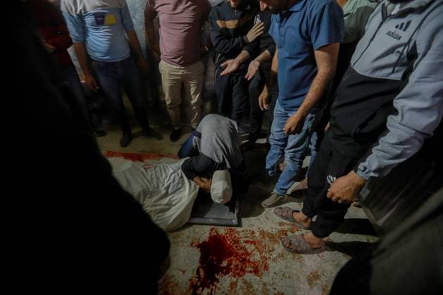 RECORD DATE NOT STATED Palestinian Israel conflit (INT) PALESTINIAN-ISRAEL-CONFLICTMay 9, 2026, Gaza, Palestine: Hospital workers lift the body of 57-year-old Eyad al-Matouq as it lies on a gurney at the Gaza City al-Shifa Hospital, after he was killed when he was reportedly targeted by an Israeli reconnaissance aircraft while riding an electric bicycle in the Jabalia refugee camp in the northern Gaza Strip on May 9, 2026, The war was sparked by Hamas s October 7, 2023 attack on Israel, which resulted in the deaths of 1,221 people. Israel s retaliatory assault on Gaza has killed at least 72,736 people, according to figures from the health ministry that the UN considers reliable. Credit: Hashem Zimmo Thenews2(Foto: Hashem Zimmo Thenews2 imago images) Palestinian  Copyright: xHashemxZimmox