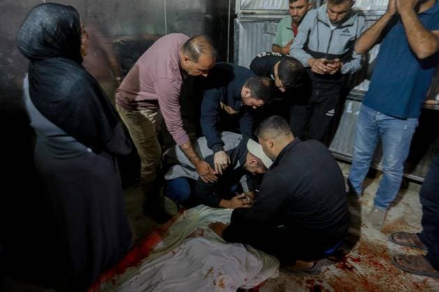 RECORD DATE NOT STATED Palestinian Israel conflit (INT) PALESTINIAN-ISRAEL-CONFLICTMay 9, 2026, Gaza, Palestine: Hospital workers lift the body of 57-year-old Eyad al-Matouq as it lies on a gurney at the Gaza City al-Shifa Hospital, after he was killed when he was reportedly targeted by an Israeli reconnaissance aircraft while riding an electric bicycle in the Jabalia refugee camp in the northern Gaza Strip on May 9, 2026, The war was sparked by Hamas s October 7, 2023 attack on Israel, which resulted in the deaths of 1,221 people. Israel s retaliatory assault on Gaza has killed at least 72,736 people, according to figures from the health ministry that the UN considers reliable. Credit: Hashem Zimmo Thenews2(Foto: Hashem Zimmo Thenews2 imago images) Palestinian  Copyright: xHashemxZimmox