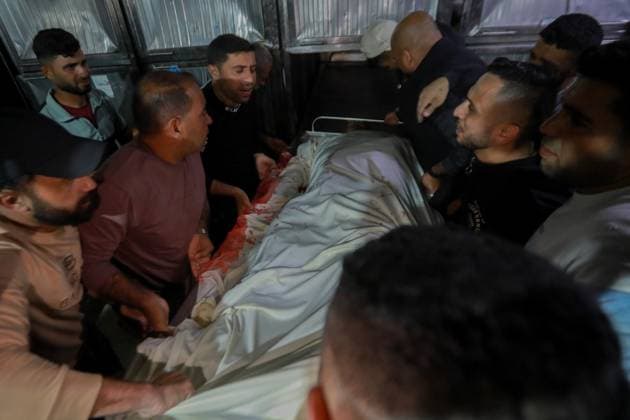 RECORD DATE NOT STATED Palestinian Israel conflit (INT) PALESTINIAN-ISRAEL-CONFLICTMay 9, 2026, Gaza, Palestine: Hospital workers lift the body of 57-year-old Eyad al-Matouq as it lies on a gurney at the Gaza City al-Shifa Hospital, after he was killed when he was reportedly targeted by an Israeli reconnaissance aircraft while riding an electric bicycle in the Jabalia refugee camp in the northern Gaza Strip on May 9, 2026, The war was sparked by Hamas s October 7, 2023 attack on Israel, which resulted in the deaths of 1,221 people. Israel s retaliatory assault on Gaza has killed at least 72,736 people, according to figures from the health ministry that the UN considers reliable. Credit: Hashem Zimmo Thenews2(Foto: Hashem Zimmo Thenews2 imago images) Palestinian  Copyright: xHashemxZimmox