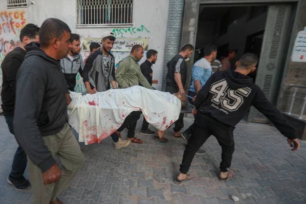 RECORD DATE NOT STATED Palestinian Israel conflit (INT) PALESTINIAN-ISRAEL-CONFLICTMay 9, 2026, Gaza, Palestine: Hospital workers lift the body of 57-year-old Eyad al-Matouq as it lies on a gurney at the Gaza City al-Shifa Hospital, after he was killed when he was reportedly targeted by an Israeli reconnaissance aircraft while riding an electric bicycle in the Jabalia refugee camp in the northern Gaza Strip on May 9, 2026, The war was sparked by Hamas s October 7, 2023 attack on Israel, which resulted in the deaths of 1,221 people. Israel s retaliatory assault on Gaza has killed at least 72,736 people, according to figures from the health ministry that the UN considers reliable. Credit: Hashem Zimmo Thenews2(Foto: Hashem Zimmo Thenews2 imago images) Palestinian  Copyright: xHashemxZimmox