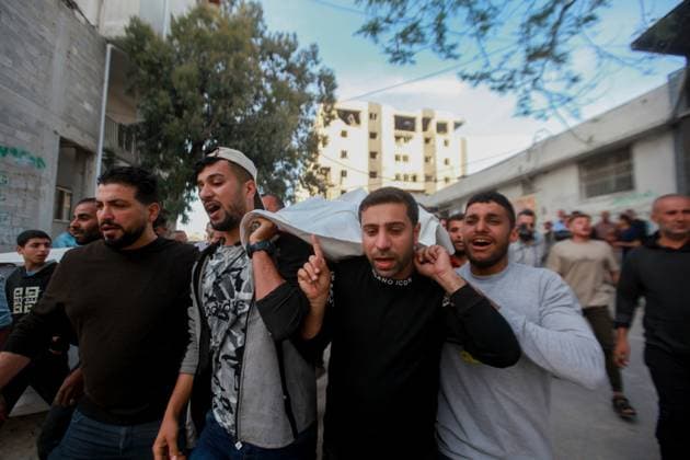 RECORD DATE NOT STATED Palestinian Israel conflit (INT) PALESTINIAN-ISRAEL-CONFLICTMay 9, 2026, Gaza, Palestine: Hospital workers lift the body of 57-year-old Eyad al-Matouq as it lies on a gurney at the Gaza City al-Shifa Hospital, after he was killed when he was reportedly targeted by an Israeli reconnaissance aircraft while riding an electric bicycle in the Jabalia refugee camp in the northern Gaza Strip on May 9, 2026, The war was sparked by Hamas s October 7, 2023 attack on Israel, which resulted in the deaths of 1,221 people. Israel s retaliatory assault on Gaza has killed at least 72,736 people, according to figures from the health ministry that the UN considers reliable. Credit: Hashem Zimmo Thenews2(Foto: Hashem Zimmo Thenews2 imago images) Palestinian  Copyright: xHashemxZimmox