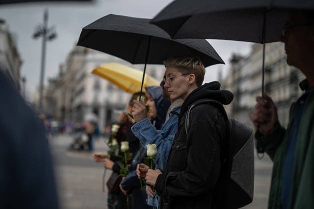 May 9, 2026, Madrid, Spain: Protesters hold white roses while observing a minute of silence during the demonstration. During a gathering of Serbian residents in Madrid s Puerta del Sol as part of the global action The Diaspora Decides, STUDENTS WIN! to alert the international community to the deep institutional and democratic crisis in Serbia. The slogan Students Win! (Studenti pobedili) has become a rallying cry for youth groups demanding a review of democratic transparency in the country. Madrid Spain - ZUMAs197 20260509_aaa_s197_065 Copyright: xDavidxCanalesx
