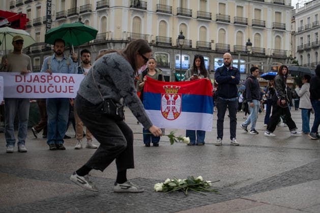May 9, 2026, Madrid, Spain: A woman lays a flower during the demonstration. During a gathering of Serbian residents in Madrid s Puerta del Sol as part of the global action The Diaspora Decides, STUDENTS WIN! to alert the international community to the deep institutional and democratic crisis in Serbia. The slogan Students Win! (Studenti pobedili) has become a rallying cry for youth groups demanding a review of democratic transparency in the country. Madrid Spain - ZUMAs197 20260509_aaa_s197_070 Copyright: xDavidxCanalesx