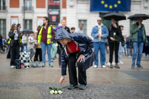 May 9, 2026, Madrid, Spain: A woman lays a flower during the demonstration. During a gathering of Serbian residents in Madrid s Puerta del Sol as part of the global action The Diaspora Decides, STUDENTS WIN! to alert the international community to the deep institutional and democratic crisis in Serbia. The slogan Students Win! (Studenti pobedili) has become a rallying cry for youth groups demanding a review of democratic transparency in the country. Madrid Spain - ZUMAs197 20260509_aaa_s197_075 Copyright: xDavidxCanalesx