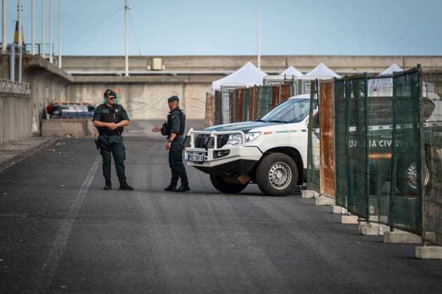 Preparations are underway at Granadilla Port for MV Hondius TENERIFE, CANARY ISLANDS, SPAIN - MAY 09: Officers from the Spanish Civil Guard’s Special Reserve Group (GRS) secure the entrance to the Port of Granadilla ahead of the arrival of the MV Hondius to the island of Tenerife at Granadilla port, Tenerife, Canary Islands, Spain on May 09, 2026. Andres Gutierrez Anadolu Tenerife Spain. Editorial use only. Please get in touch for any other usage.  Copyright: x2026xAnadoluxAndresxGutierrezx