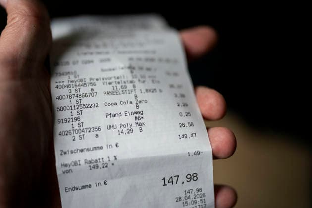 Close-up of a receipt with total amount, VAT and technical security features Symbolic image for purchases, inflation, consumption, accounting and everyday spending Gummersbach, North Rhine-Westphalia, Germany 06 05 2026 Copyright: MarcoxBader