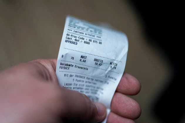 Close-up of a receipt with total amount, VAT and technical security features Symbolic image for purchases, inflation, consumption, accounting and everyday spending Gummersbach, North Rhine-Westphalia, Germany 06 05 2026 Copyright: MarcoxBader