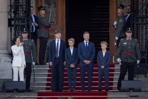 May 9, 2026, Budapest, Hungary: Peter Magyar stands on the steps of the Parliament building in Budapest together with his sons, shortly after the inauguration ceremony. Budapest Hungary  - ZUMAl194 20260509_zip_l194_059 Copyright: xMarekxLadzinskix